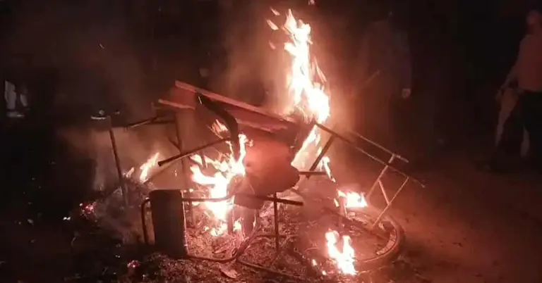 আগুন জ্বালিয়ে রাস্তা অবরোধ