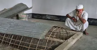 নিজের কবর নিজে খুঁড়ে মৃত্যুর অপেক্ষায় বৃদ্ধ, করেছেন চল্লিশা