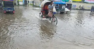 মৌসুমি বৃষ্টিতে জলাবদ্ধতা; যানজটে ভোগান্তি নগরজীবনে
