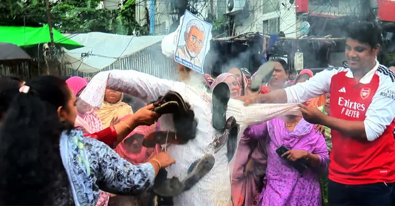 নারী কেলেঙ্কারির প্রতিবাদে যশোরে কুশপুত্তলিকা দাহ