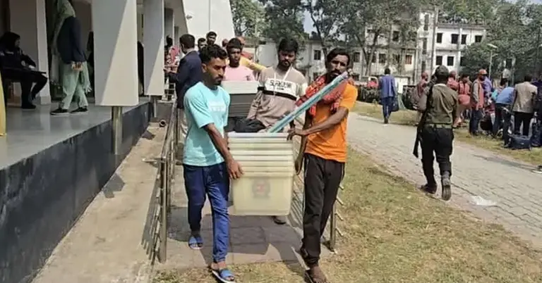 যশোরের ৮২৪টি কেন্দ্রে পাঠানো হয়েছে নির্বাচনি সরঞ্জাম