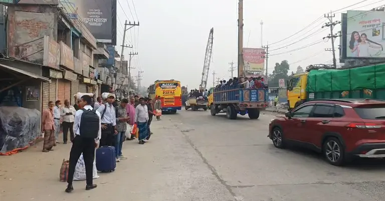 ট্রাকে বাড়ি ফিরছে মানুষ