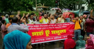 বকেয়া বেতন ও পাওনার দাবিতে কাকরাইলে শ্রমিকদের অবরোধ