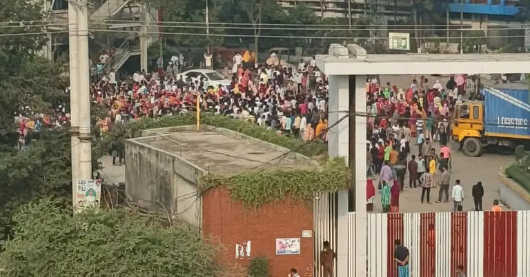 কারখানার বাহিরে শ্রমিকরা