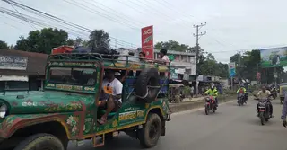 নিরাপত্তা বাহিনীর বিশেষ ব্যবস্থায় পর্যটক ফিরিয়ে আনা হচ্ছে খাগড়াছড়িতে