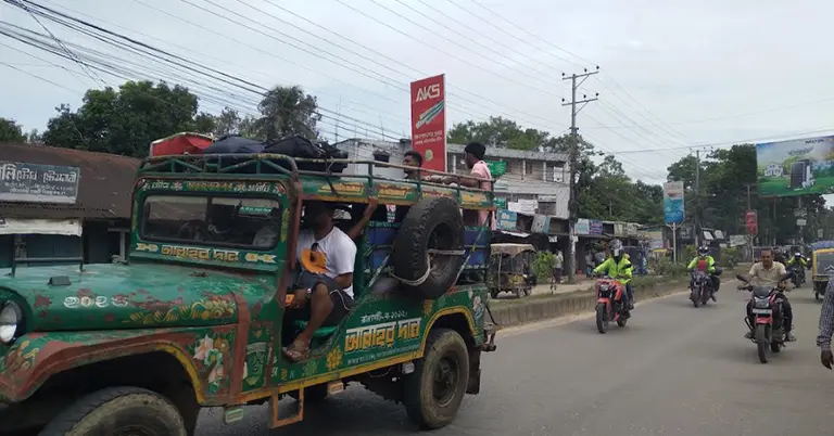 সেনাবাহিনীর সহযোগিতায় খাগড়াছড়ি পৌঁছেছেন পর্যটকরা