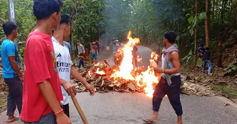 শনিবার সড়ক অবরোধ করে রাখেন আন্দোলনকারীরা