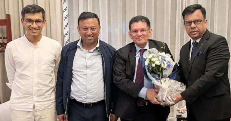 পররাষ্ট্রমন্ত্রীকে স্বাগত জানান রাষ্ট্রদূত মো. নাজমুল ইসলাম