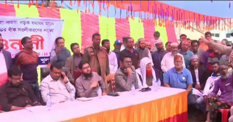 গণশুনানিতে এলাকাবাসীর অংশগ্রহণ