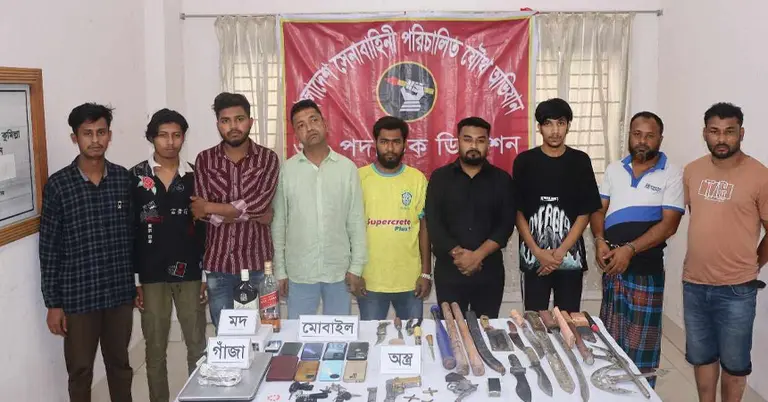 অস্ত্র ও মাদকসহ কিশোর গ্যাংয়ের আটকৃত সদস্যরা