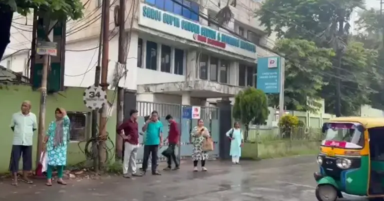 হোটেল বন্ধ থাকায় রাস্তায় অবস্থান করছেন বাংলাদেশিরা