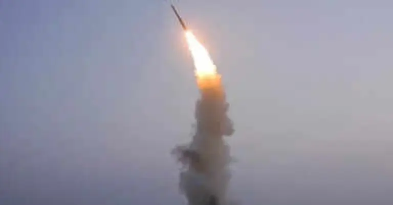 উত্তর কোরিয়ার ক্ষেপণাস্ত্র ছোঁড়ার দৃশ্য