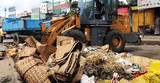 সন্ধ্যার আগে বর্জ্য অপসারণে কাজ করছে সিলেট সিটি করপোরেশন