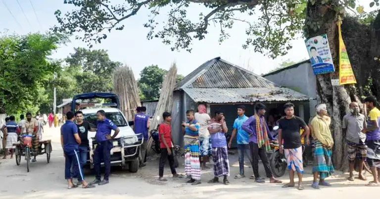 ঘটনাস্থলে পুলিশ ও স্থানীয়রা