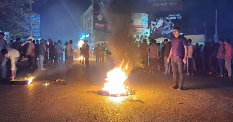 সড়ক অবরোধ করে বিক্ষোভ