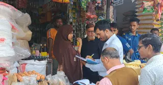 কুষ্টিয়ায় নিত্যপণ্যের বাজার নিয়ন্ত্রণে ভ্রাম্যমাণ আদালতের অভিযান