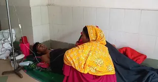 তীব্র গরমে বাড়ছে রোগীর চাপ, শয্যা না থাকায় ফ্লোরেই চিকিৎসা