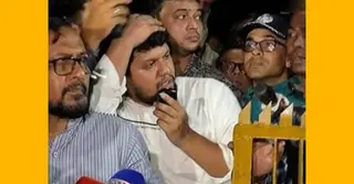 উপদেষ্টা মাহফুজকে বোতল নিক্ষেপ, একজন ডিবি হেফাজতে
