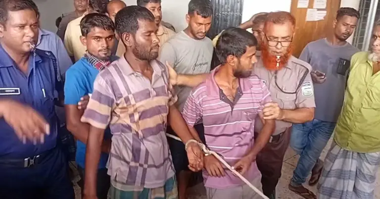 আসামিদেরকে আদালত থেকে নেয়া হচ্ছে