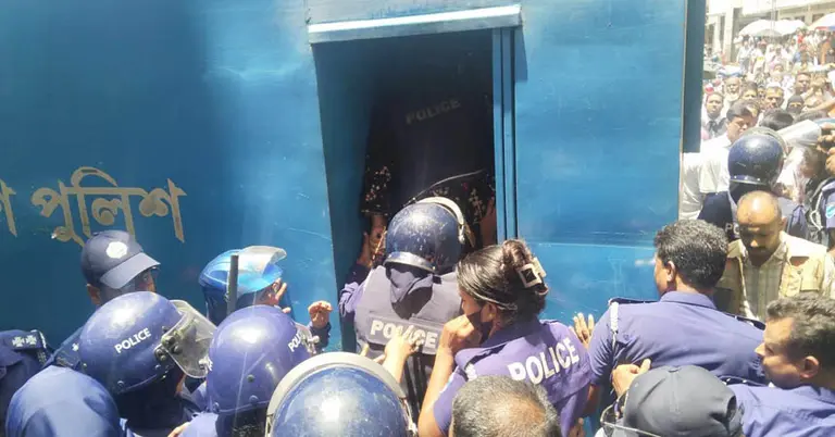 আদালত প্রাঙ্গণে মমতাজ বেগম