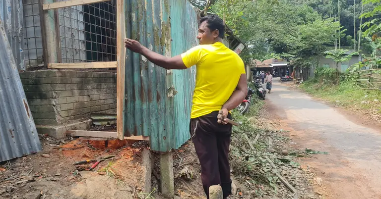 বাড়ির পাশের বেড়া দিচ্ছেন শিক্ষক