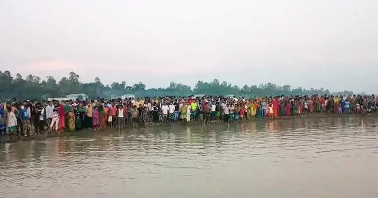 যমুনা নদীর পাড়ে এলাকাবাসীর অবস্থান