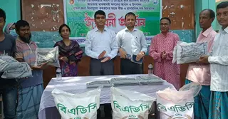 হিলিতে কৃষকদের মাঝে বিনামূল্যে মাসকলাইয়ের বীজ ও সার বিতরণ