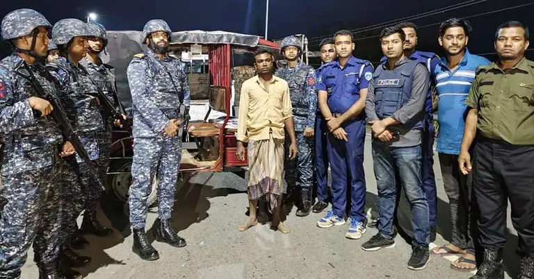 যৌথ অভিযানের পর অপহরণকৃত চালক, পুলিশ ও নৌবাহিনীর সদস্যরা