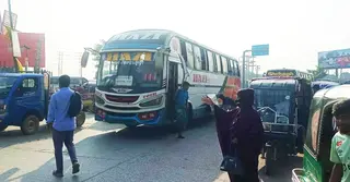 ময়মনসিংহে বাস ধর্মঘট প্রত্যাহারের পর আজ সকাল থেকে সব রুটে বাস চলাচল স্বাভাবিক