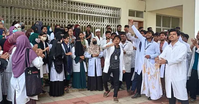 সুনামগঞ্জ মেডিকেল কলেজের আন্দোলনরত শিক্ষার্থীরা