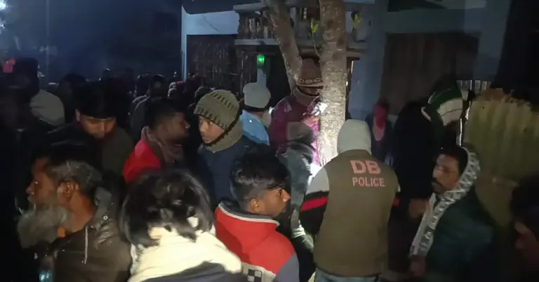 খবর পেয়ে নিহতের বাড়িতে আত্মীয় স্বজনের ভিড়