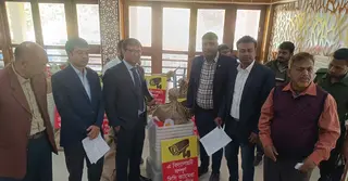 মেহেরপুরে কেন্দ্রে পাঠানো হচ্ছে নির্বাচনি সরঞ্জাম