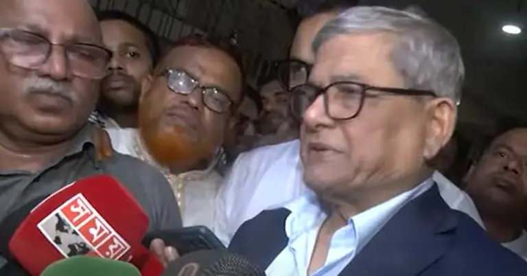 কথা বলছেন বিএনপির মহাসচিব মির্জা ফখরুল ইসলাম আলমগীর