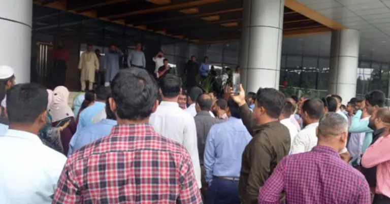 বিটিআরসি ভবনে মোবাইল ব্যবসায়ীরা