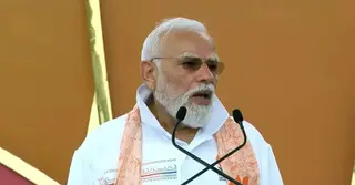 যোগ দিবসে নরেন্দ্র মোদি, শুধরে দিয়েছেন অন্যদের যোগ-ভঙ্গি