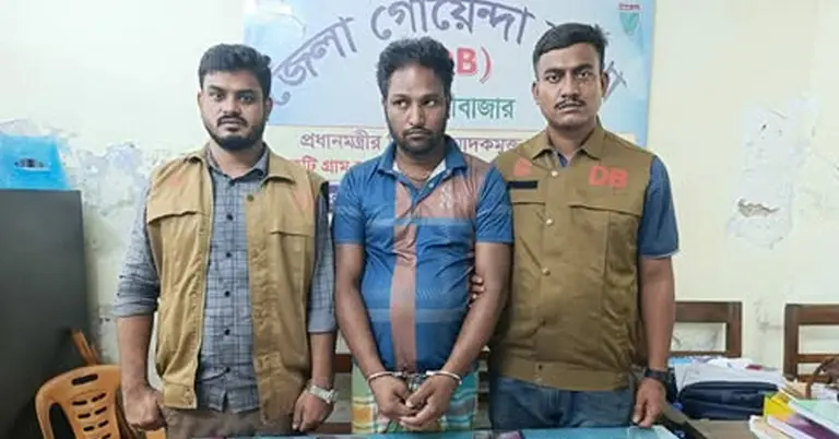 ডিবি পুলিশ হেফাজতে মাদক কারবারি