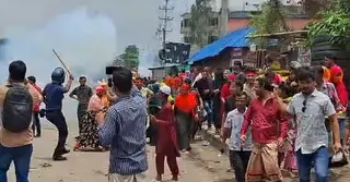 চন্দ্রায় মহাসড়ক আটকে শ্রমিকদের বিক্ষোভ, পুলিশের লাঠিপেটা
