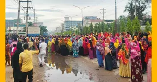 সাভারে বকেয়া বেতনের দাবিতে শ্রমিকদের সড়ক অবরোধ