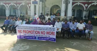 ময়মনসিংহে বিসিএসধারী প্রভাষকদের পদোন্নতির দাবিতে অনির্দিষ্টকালের কর্মবিরতি