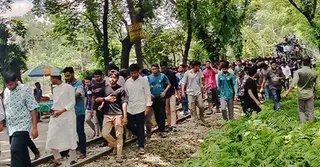কৃষি বিশ্ববিদ্যালয়ে বিক্ষোভ: ঢাকা-ময়মনসিংহ রেল যোগাযোগ বন্ধ