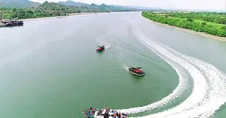 সেন্টমার্টিনের দক্ষিণ-পূর্ব সাগর থেকে ৩ ট্রলারসহ ১৫ জেলেকে ধরে নিয়ে গেছে আরাকান আর্মি