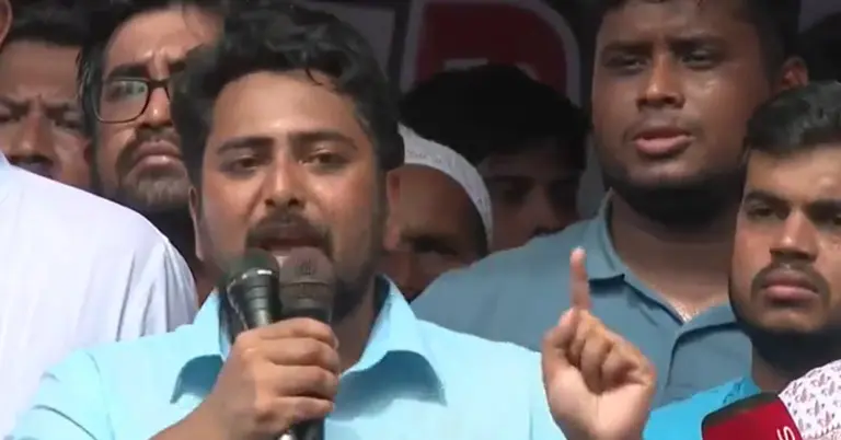 কথা বলছেন নাহিদ ইসলাম