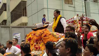হুডখোলা গাড়িতে নির্বাচনী প্রচারে নানক
