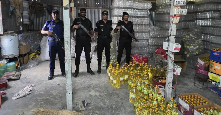 র‍্যাবের অভিযানে আটক তেল