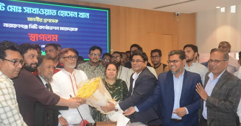 কর্মকর্তা-কর্মচারীরা ফুল দিয়ে সাখাওয়াত হোসেনকে স্বাগত জানাচ্ছেন