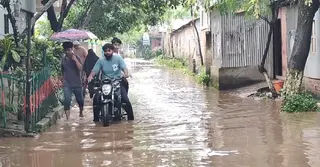 নরসিংদীতে সামান্য বৃষ্টিতেই দেখা দেয় জলাবদ্ধতা; ভোগান্তিতে সাধারণ মানুষ