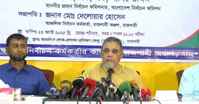 নির্বাচনী কর্মকর্তাদের সাথে মতবিনিময়কালে  প্রধান নির্বাচন কমিশনার