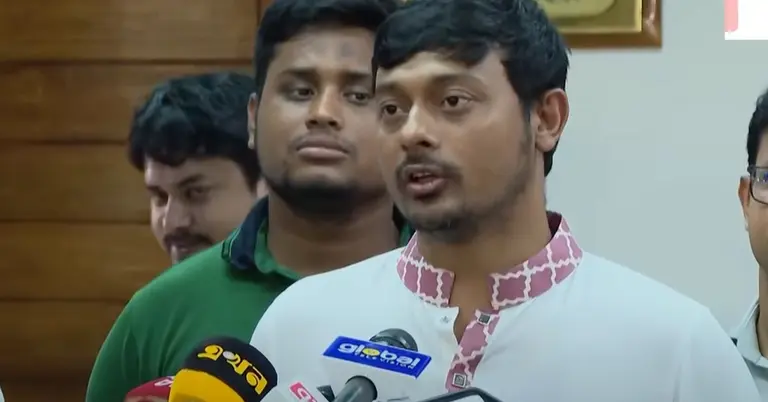 কথা বলছেন মুখ্য সমন্বয়কারী নাসীরুদ্দীন পাটওয়ারী