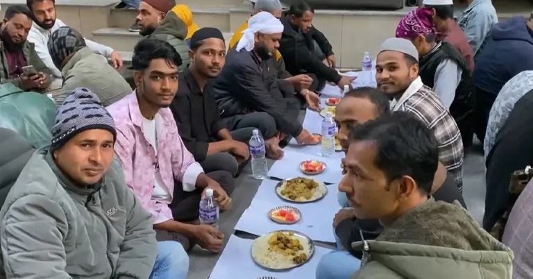 নেপালে যাওয়া পর্যটকরা ইফতার করছেন