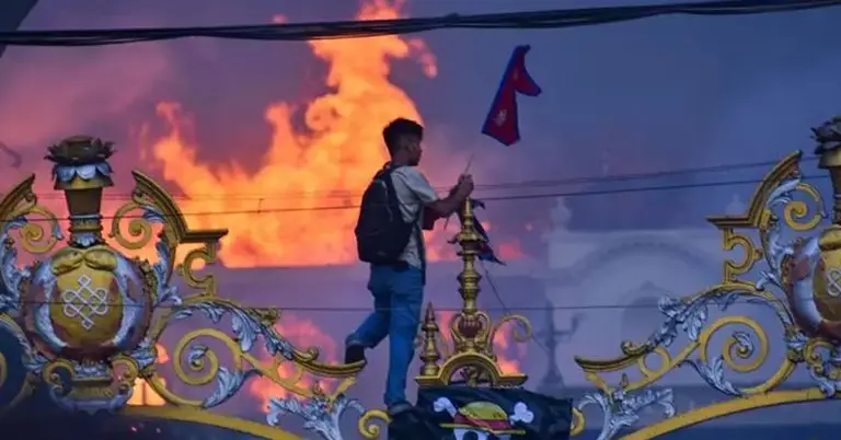 নেপালের পতাকা হাতে যুবক